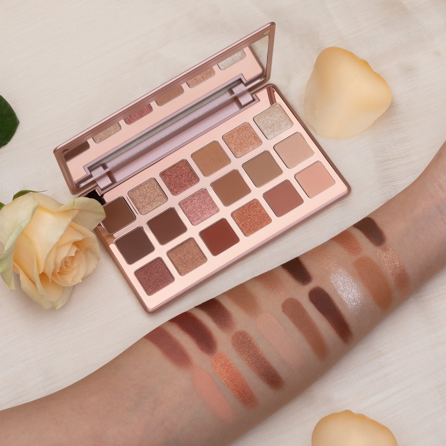 باليت ظلال العيون جلامور ڤيل – 18 لون - Bolver Cosmetics